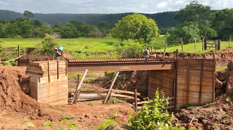 Prefeitura de Gurinhatã intensifica manutenção de estradas, pontes e mata-burros na zona rural